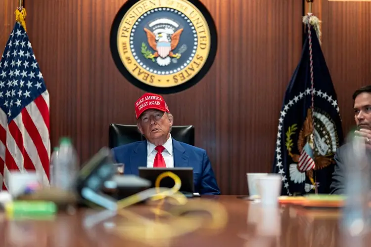 Flávio Bolsonaro pressiona Trump: PCC e CV são terroristas; entenda a estratégia